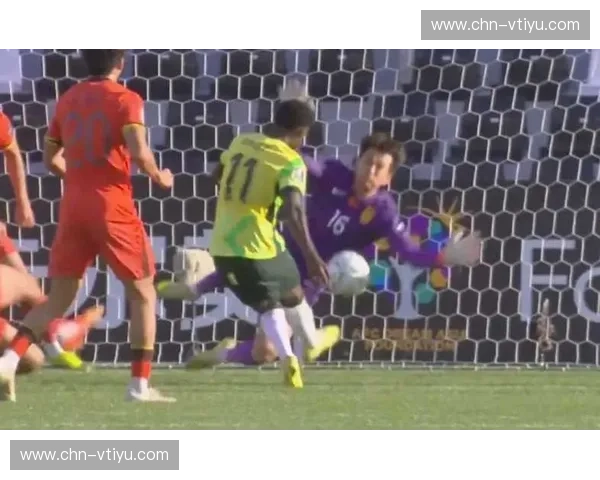 守门员出球体系遭遇考验 拉亚多次神扑力保球门 守门员出球体系遭遇考验 拉亚多次神扑力保球门